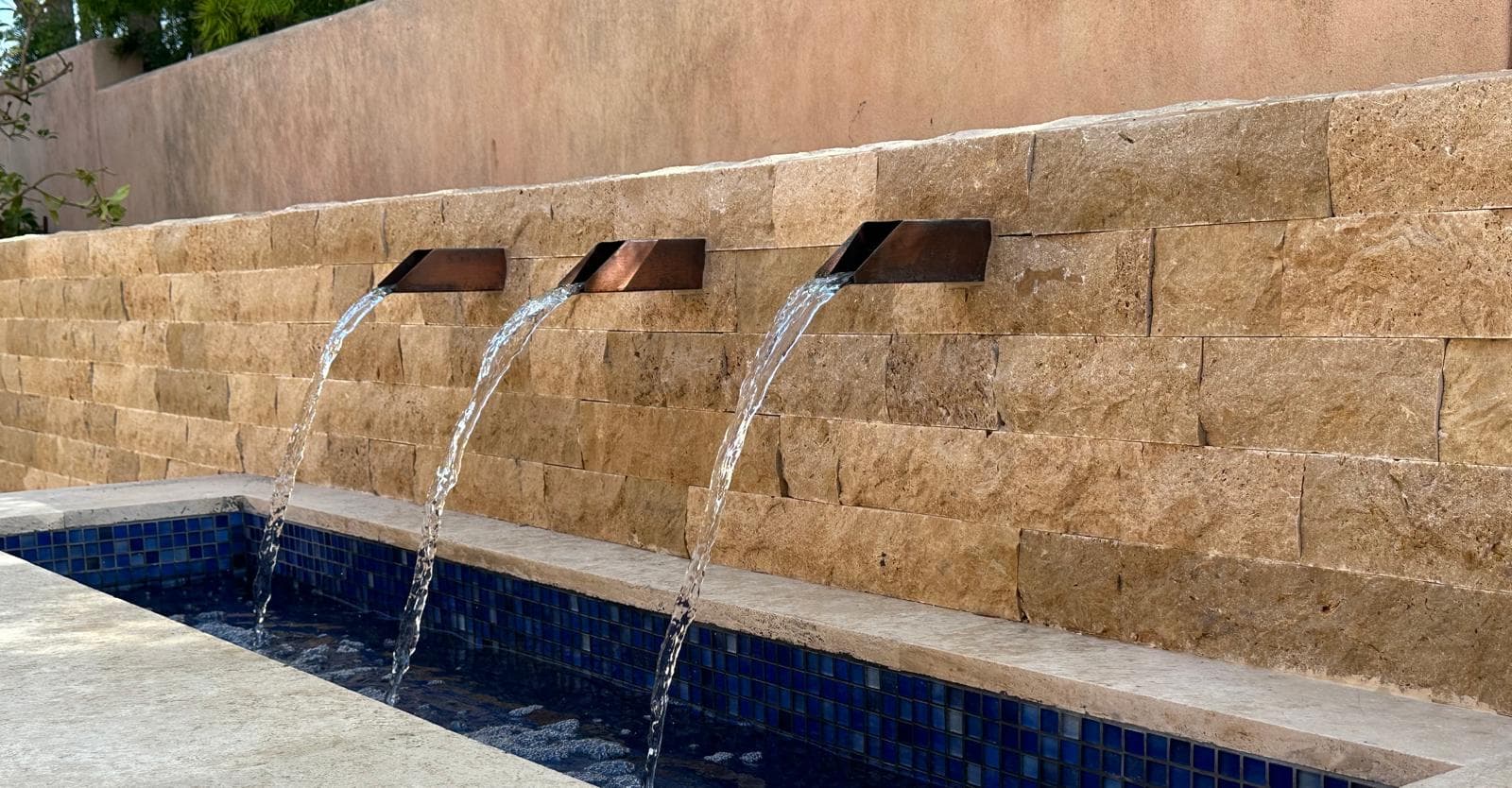 Stone water wall feature